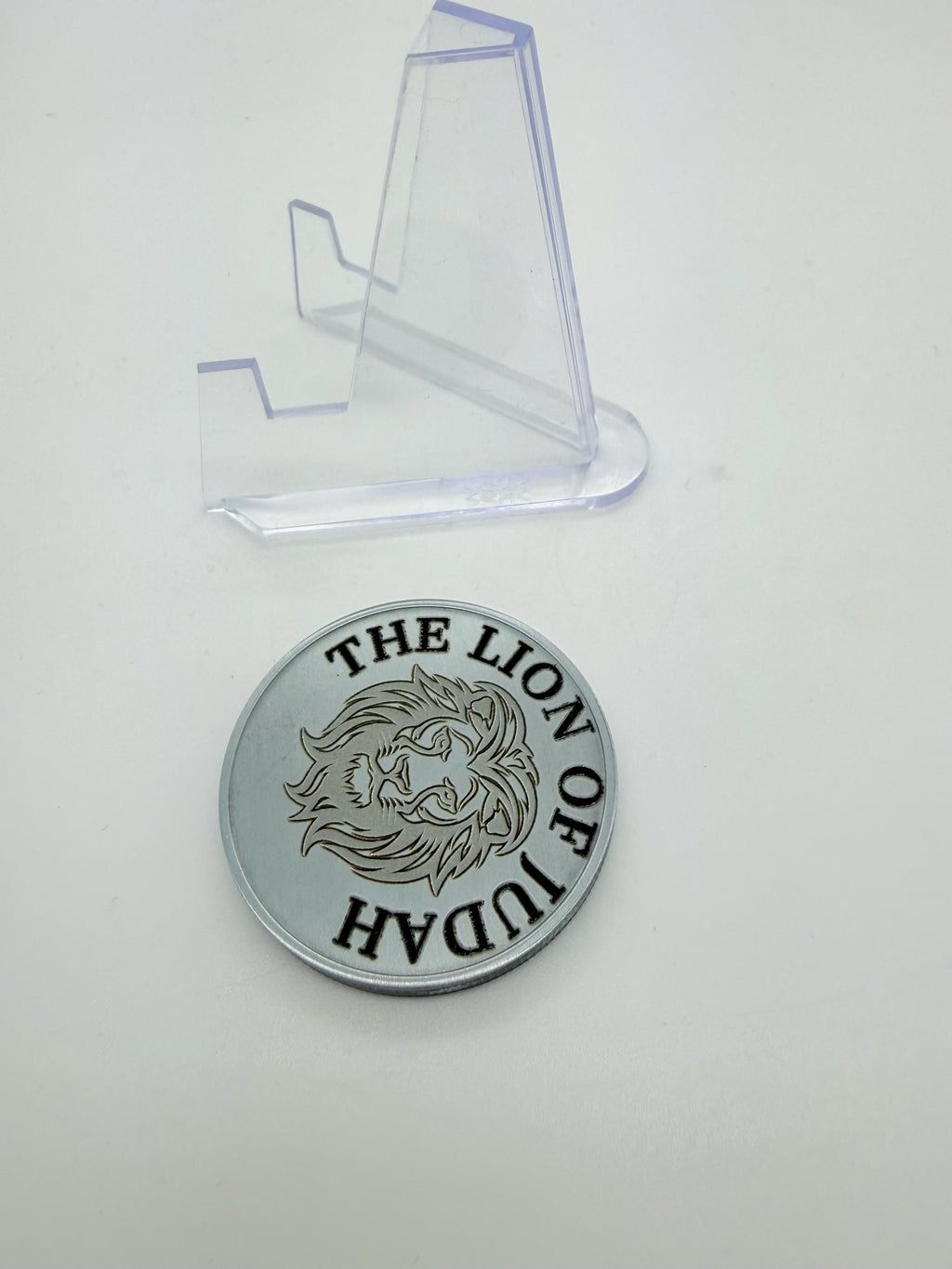 the lion of Judah engraved challenge coin made from brass or alloy comes with display stand
