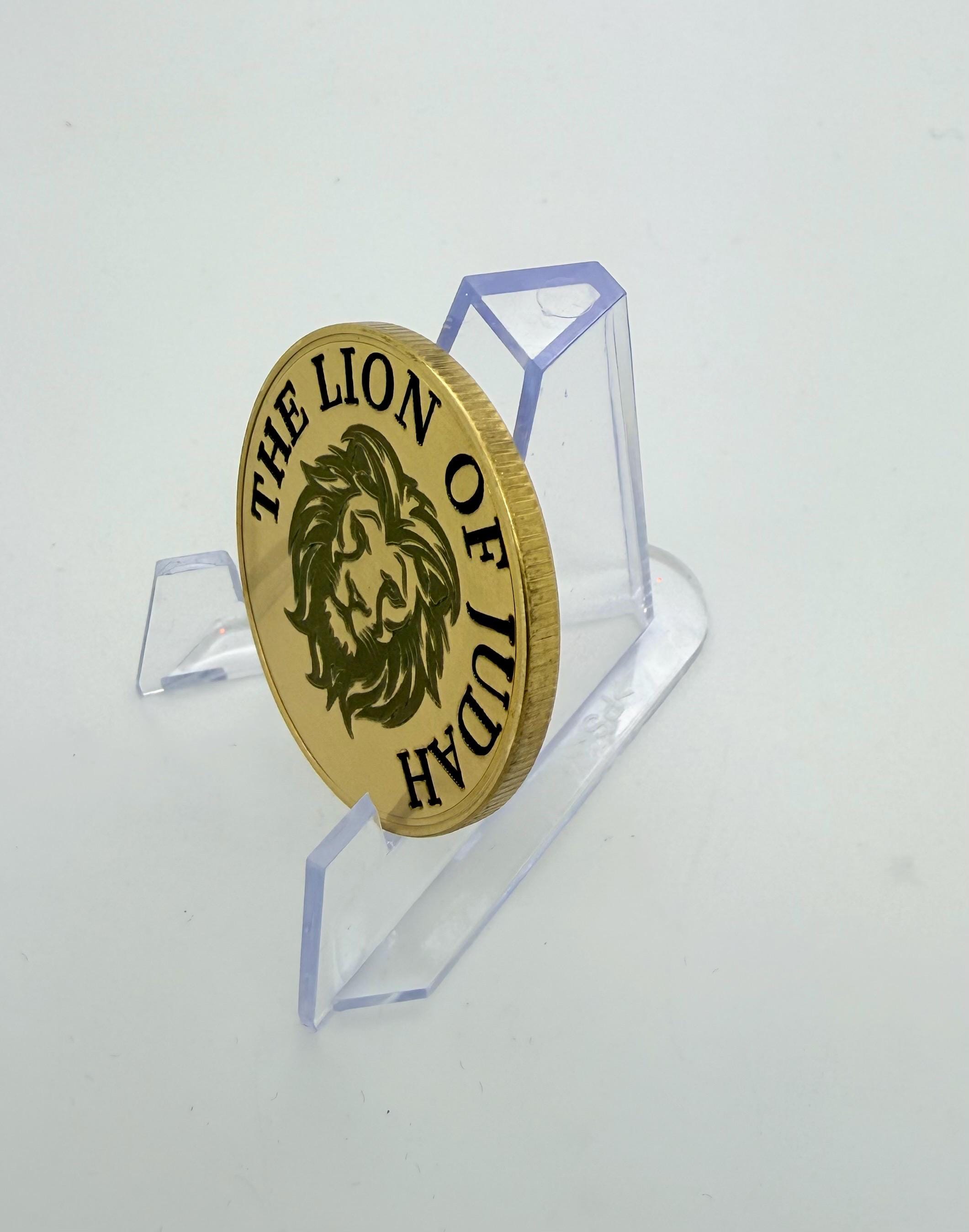 the lion of Judah engraved challenge coin made from brass or alloy comes with display stand