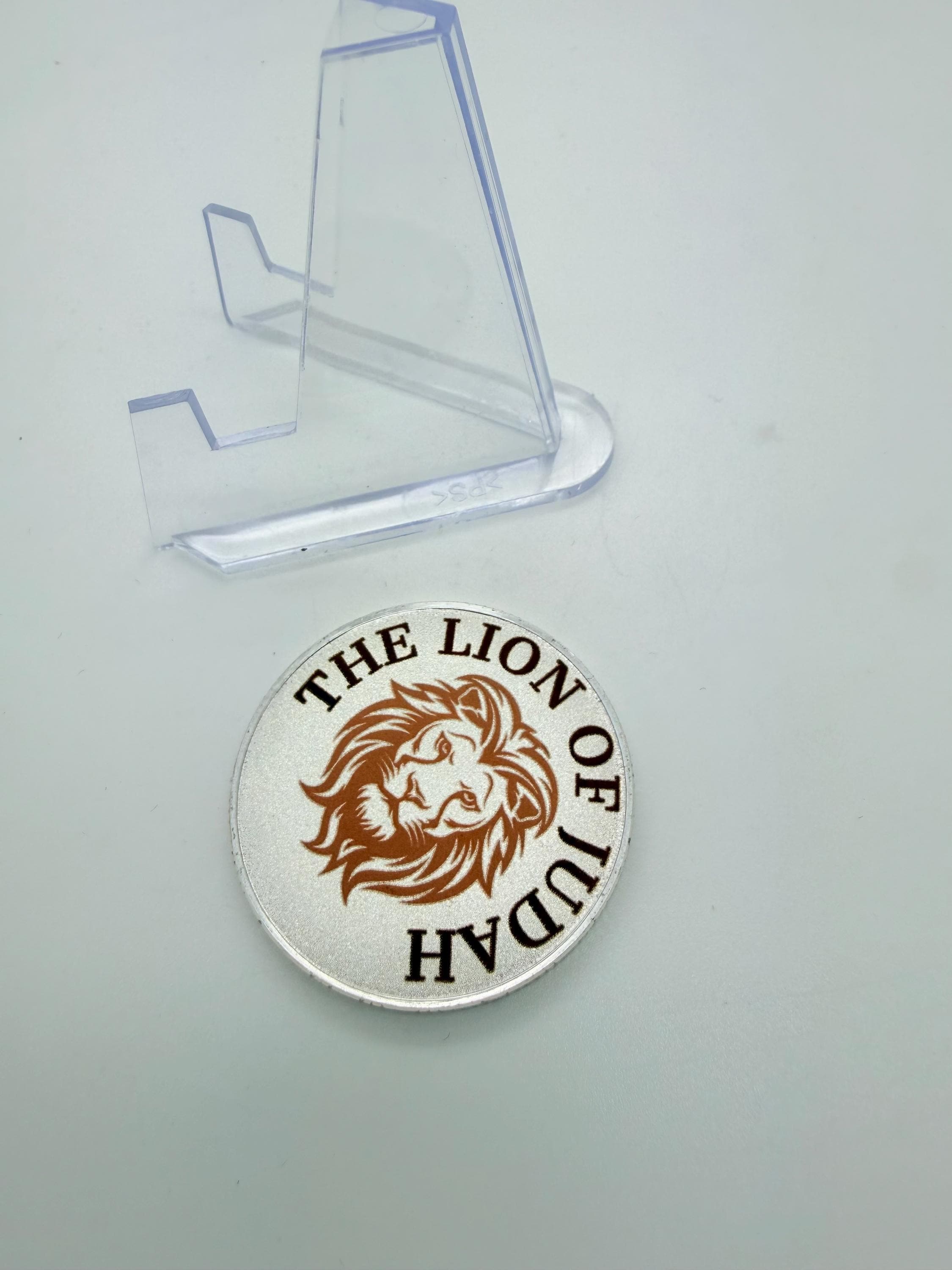 the lion of Judah engraved challenge coin made from brass or alloy comes with display stand
