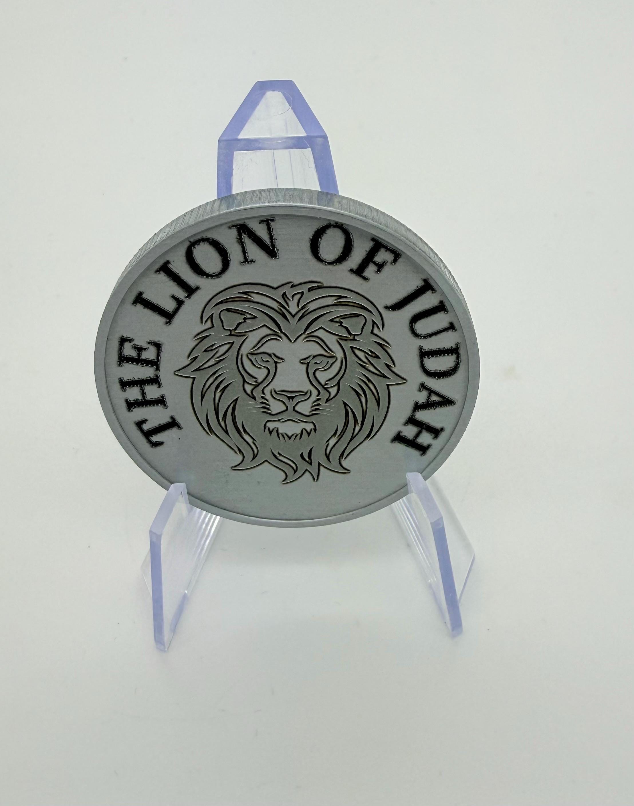 the lion of Judah engraved challenge coin made from brass or alloy comes with display stand