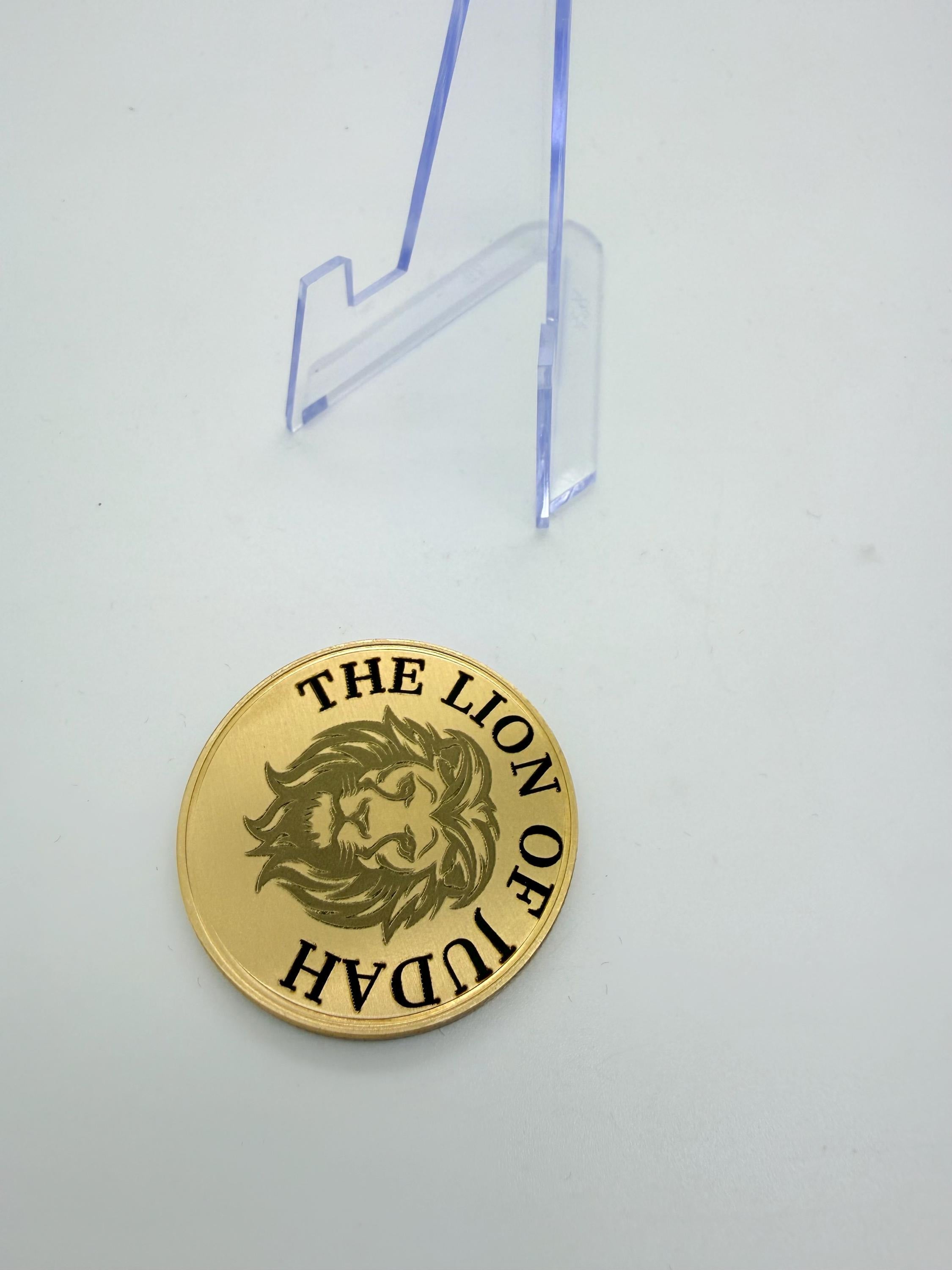 the lion of Judah engraved challenge coin made from brass or alloy comes with display stand